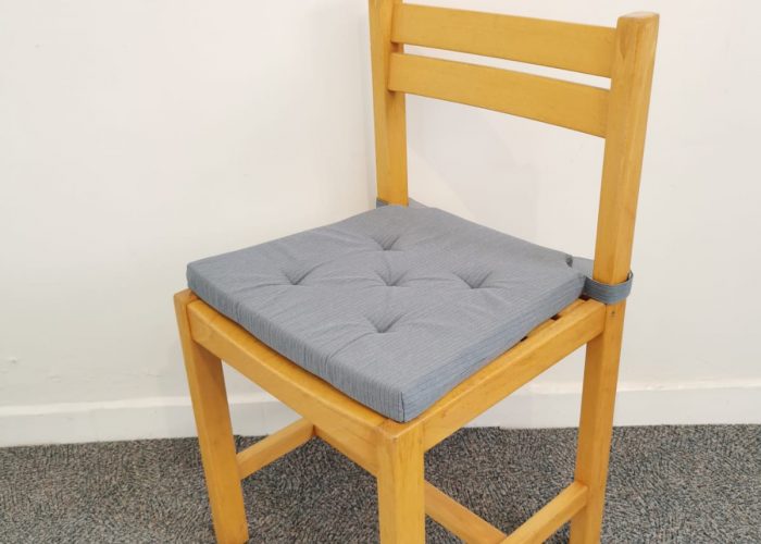 Image annonce: Chaise vintage en hêtre avec coussin bleu