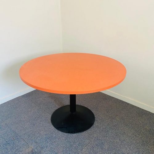 Annonce: Table ronde 120cm 5 personnes orange piétement noir