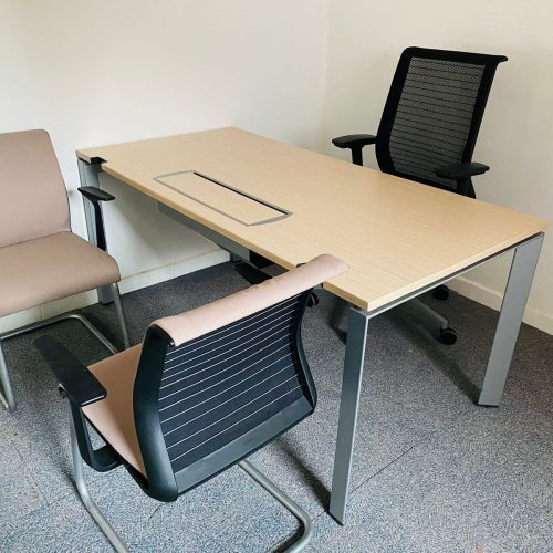 Annonce: Bureau Steelcase 160x80cm passe câble