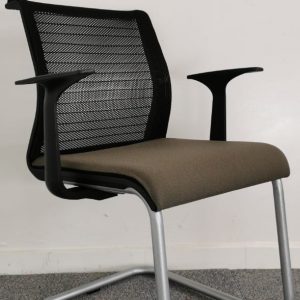 Annonce Chaise visiteur Steelcase luge dossier resille noir