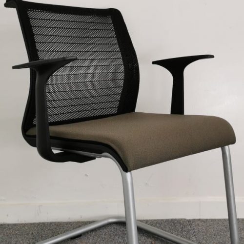 Annonce: Chaise visiteur Steelcase luge dossier resille noir