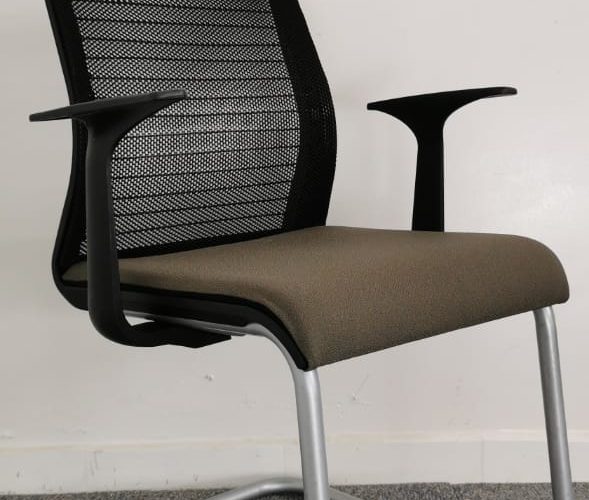 Image annonce: Chaise visiteur Steelcase luge dossier resille noir