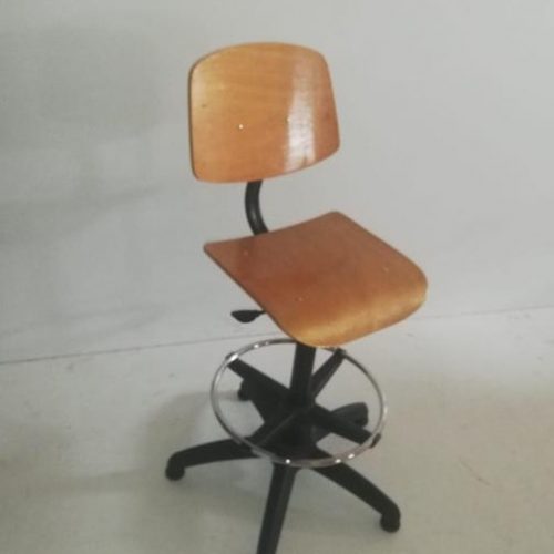 Annonce: Des tabourets en bois