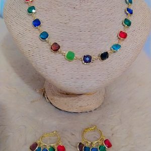 Annonce Collier pierre coloré