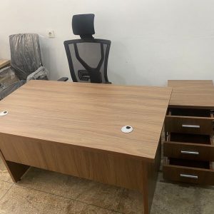 Annonce Bureau d'importation 140cm/80cm