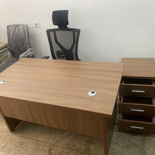 Annonce: Bureau d'importation 140cm/80cm