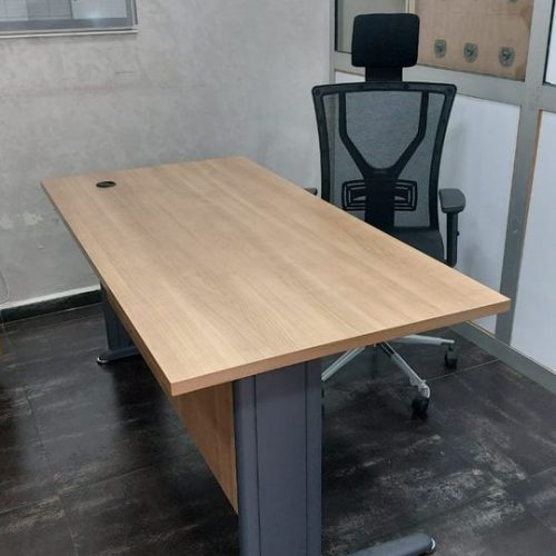 Annonce: Bureau d'importation 160/80cm en semi métallique