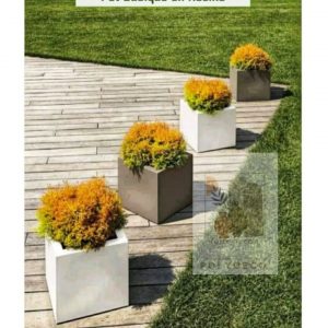 Annonce Des pots décoratifs en polyester