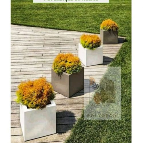 Annonce: Des pots décoratifs en polyester
