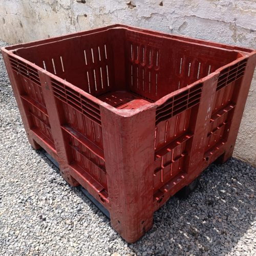 Annonce: Palox palette caisse rouge en pvc  120x100x80 défaut voir photo