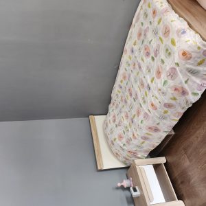 Annonce Lit enfant avec matelas et table de nuit /kitea