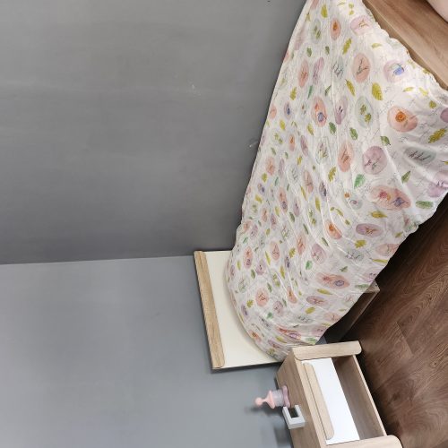 Annonce: Lit enfant avec matelas et table de nuit /kitea
