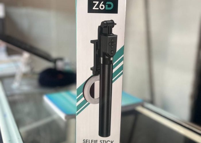 Image annonce: Perche à selfie sans fil Bluetooth avec éclairage supplémentaire et télécommande.