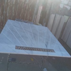 Annonce Découvrez notre réalisation du receveur de douche rectangulaire sur mesure en pierre naturelle