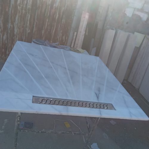 Annonce: Découvrez notre réalisation du receveur de douche rectangulaire sur mesure en pierre naturelle