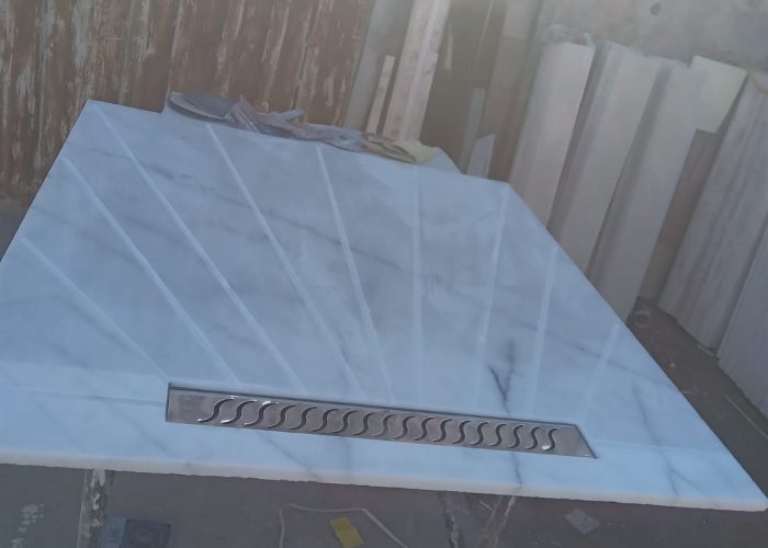 Image annonce: Découvrez notre réalisation du receveur de douche rectangulaire sur mesure en pierre naturelle
