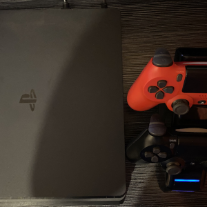 Annonce PS4 Slim 1To - online + 2 manettes + dock