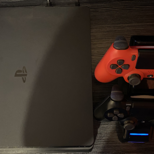 Annonce: PS4 Slim 1To - online + 2 manettes + dock
