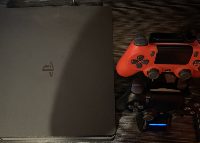 Image annonce: PS4 Slim 1To – online + 2 manettes + dock