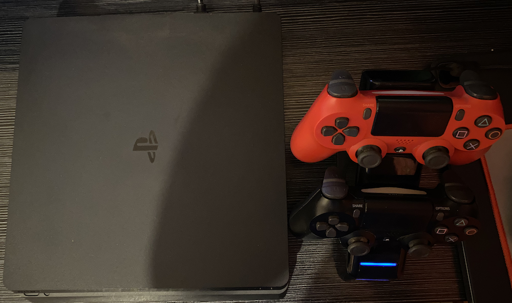 Sony PlayStation 4 Pro 1To – Noire – + 2 Manettes Originales – Occasion (bon état)