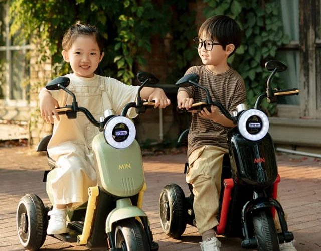 Image annonce: Scooter Électrique pour Enfants avec Musique et Bluetooth