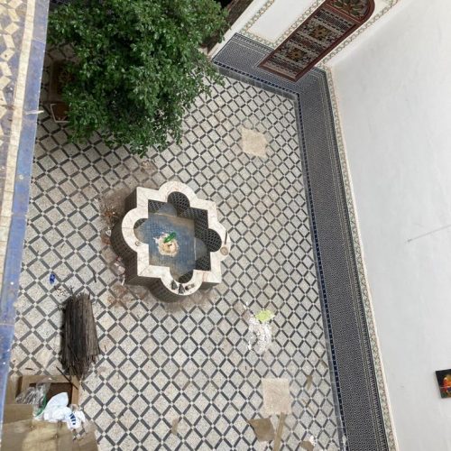 Annonce: Maison titré avec 2 portes et 2 escaliers
