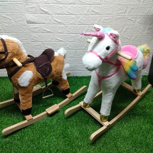 Annonce: Magnifique cheval sur un cadre robuste en bois